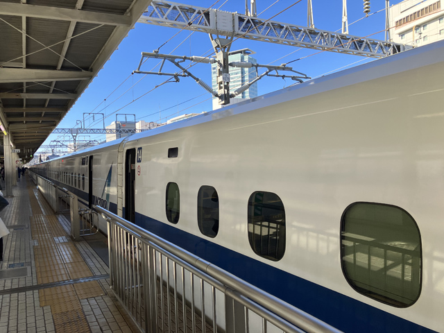 静岡駅に到着した新幹線