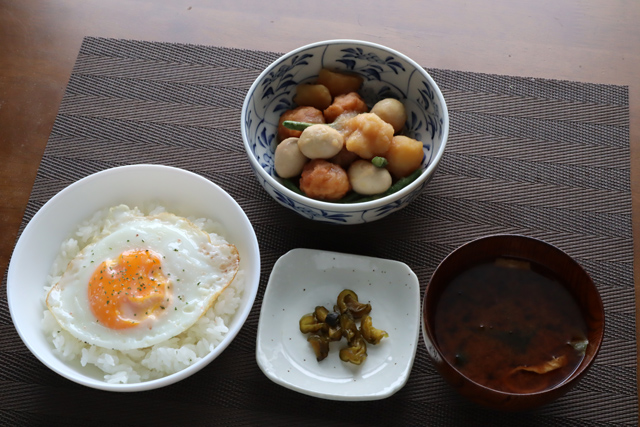 ウズラ/ジャガイモ/練り物ボールの煮物