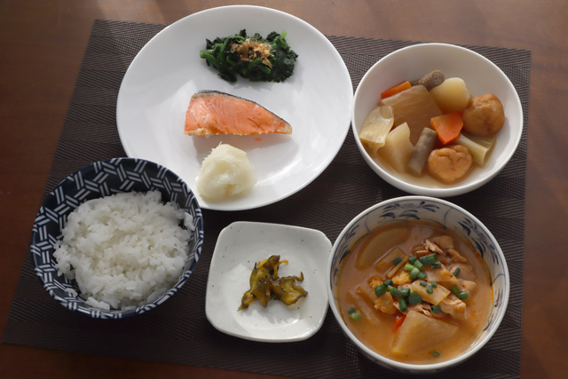 鮭と煮物とキムチ豚汁