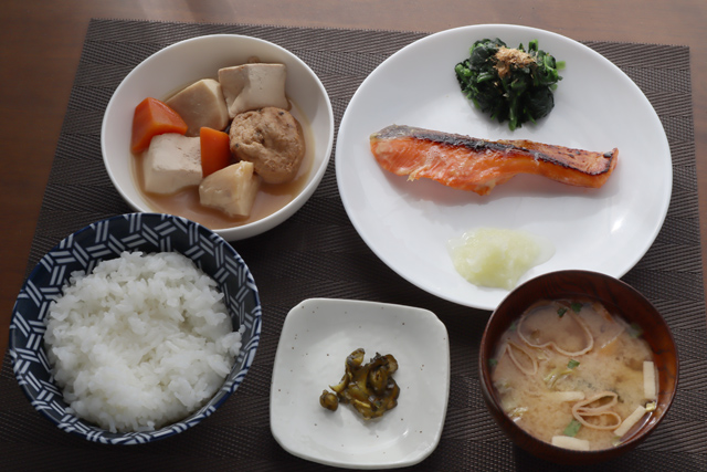 銀鮭の西京焼きと煮物