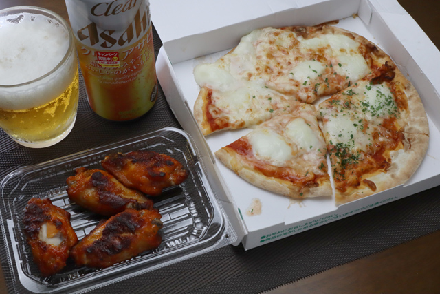 バッファローモッツアレラのピザと辛味チキン