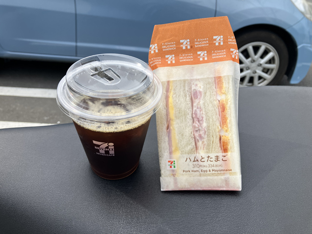 サンドイッチとコーヒー