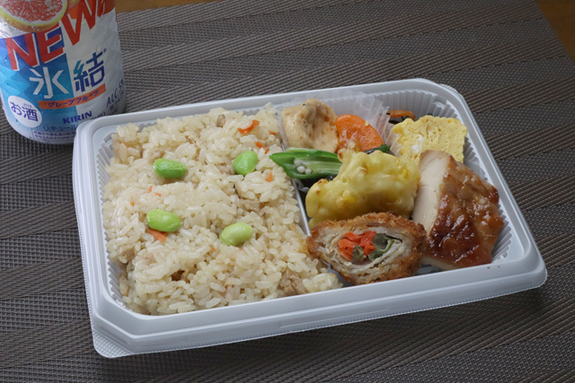 鶏めしご飯と夏野菜おかずのお弁当