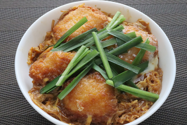 チキンカツ味噌親子丼