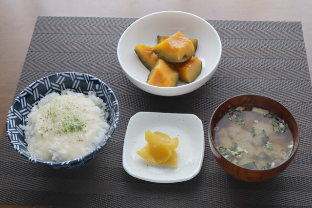 カボチャの煮物ととろろご飯