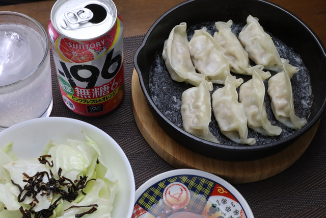 スタミナ餃子とキャベツの塩昆布和え