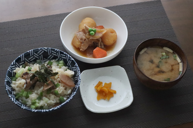 肉じゃがとキノコご飯出汁茶漬け