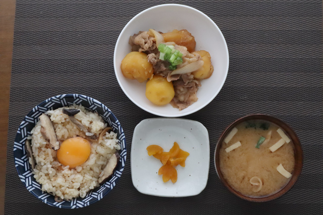 肉じゃがと卵かけキノコご飯