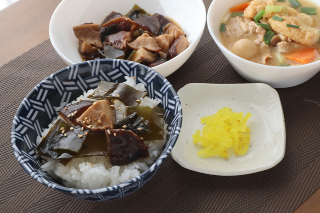 椎茸と昆布の佃煮、豚汁