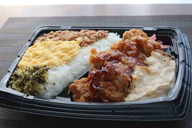 3色そぼろ&チキン南蛮弁当