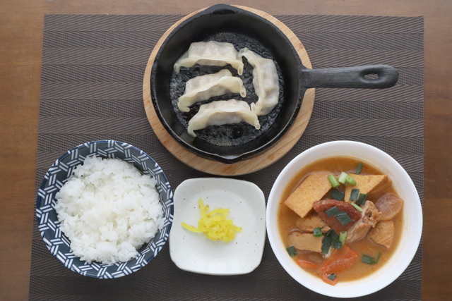 餃子とピリ辛スープ