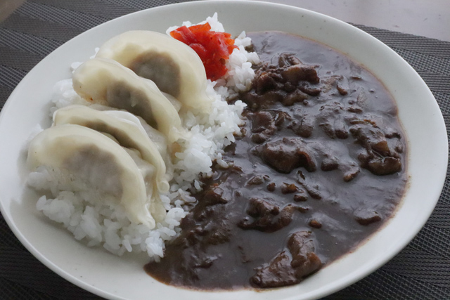 餃子黒カレー