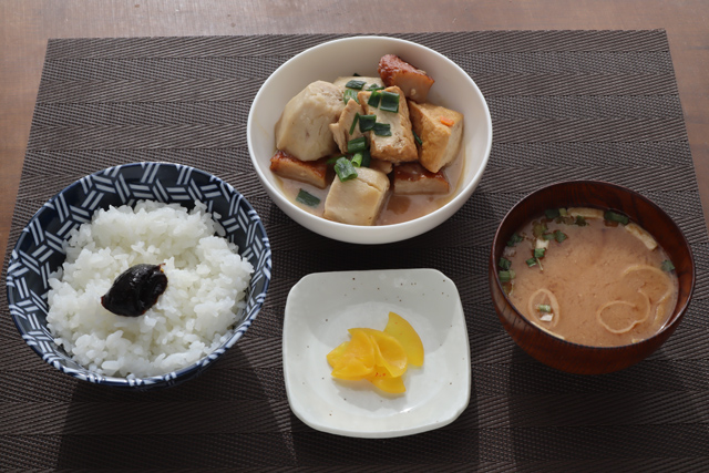 里芋の煮物とごはんですよ