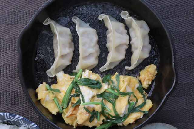 餃子とニラ玉