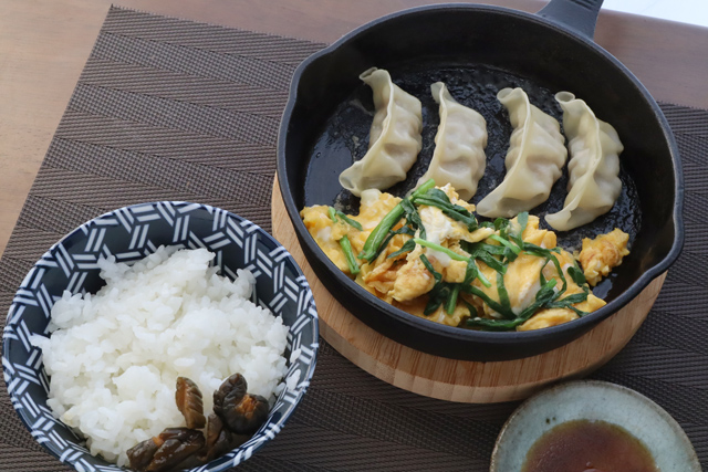 餃子とニラ玉