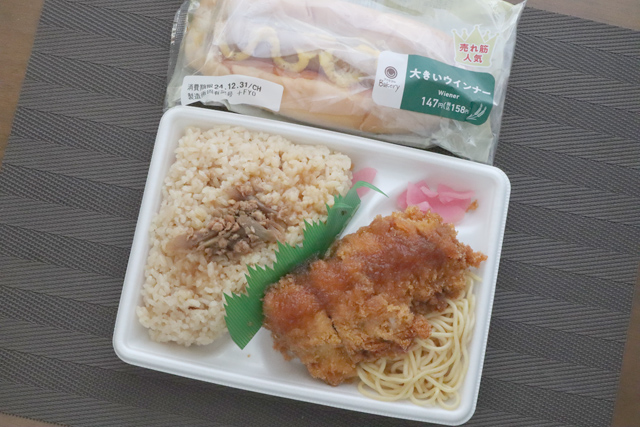 鶏めし＆チキンカツ弁当とソーセージパン