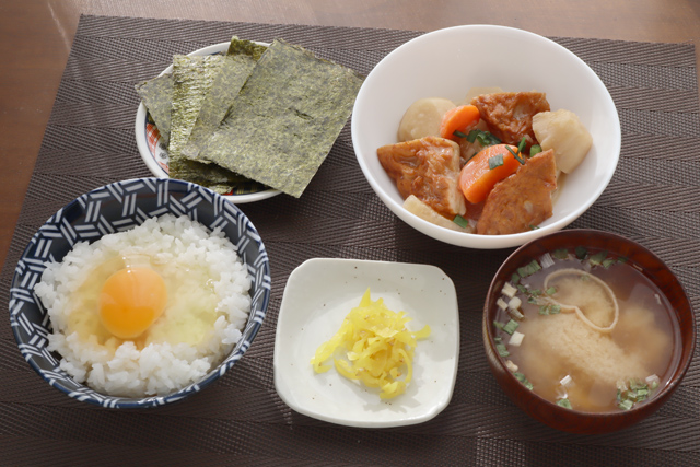 煮物と卵かけご飯