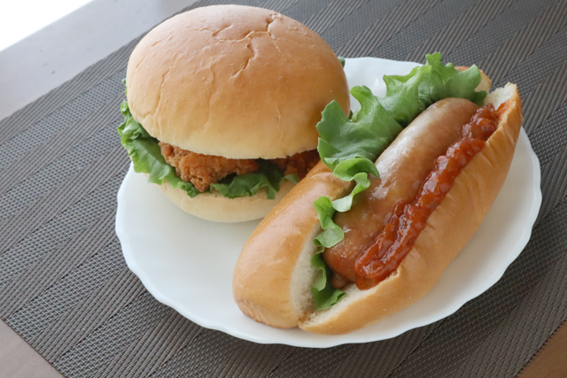 チキンフィレバーガーとチリドッグ