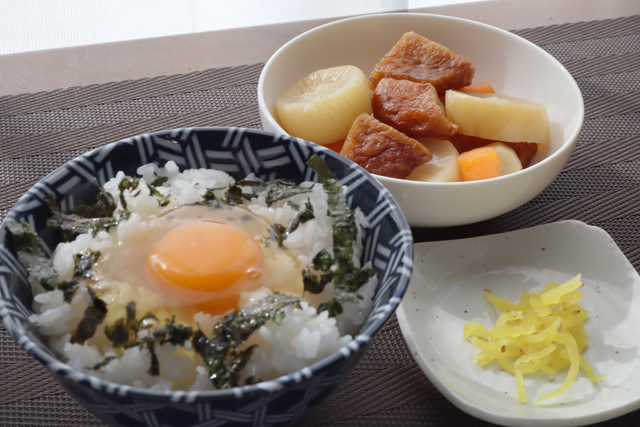 さつま揚げと大根の煮物、卵かけご飯