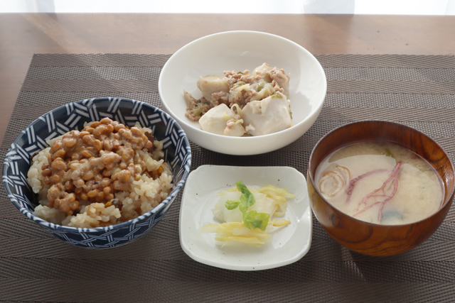 納豆炊き込みご飯と肉あんかけ里芋