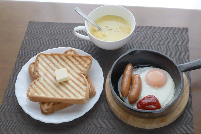 トーストとソーセージエッグ