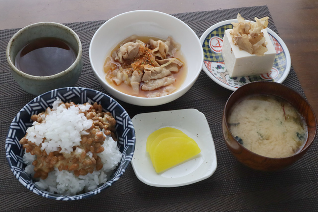 納豆と豚小皿の朝定食