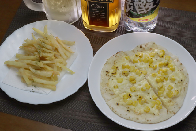マヨコーンピザとフライドポテト