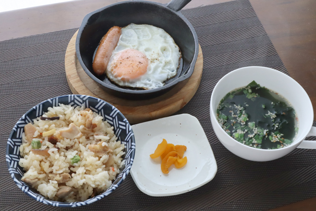 炊き込みご飯とソーセージエッグ