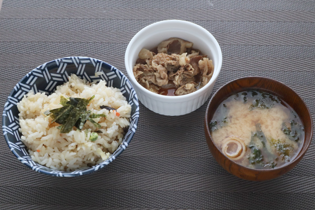炊き込みご飯と牛皿小鉢