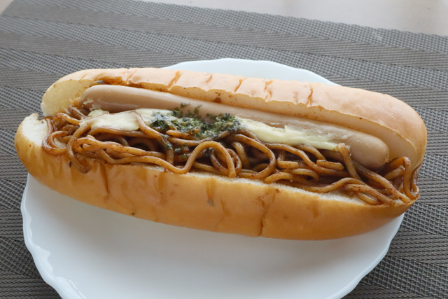 焼きそばソーセージパン