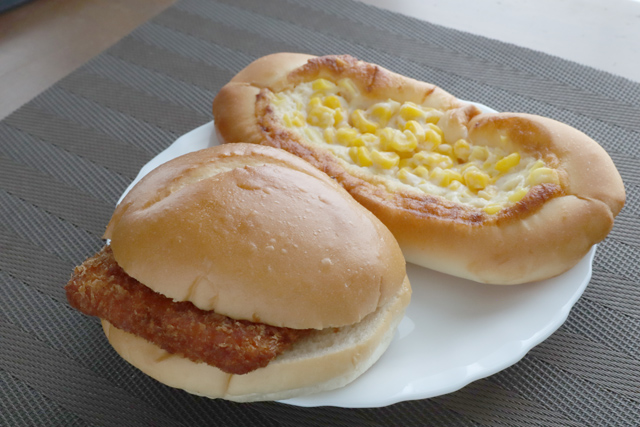 フィッシュバーガーとコーンマヨネーズ