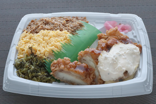 3色そぼろ&チキン南蛮弁当