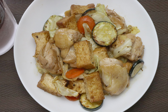 鶏モモと厚揚げのバターペッパー炒め