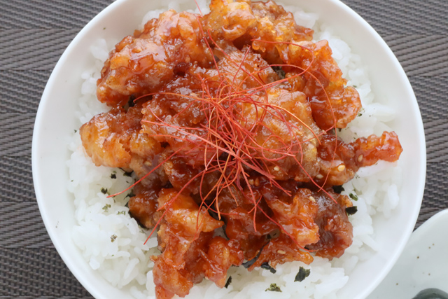 ピリ辛チキン丼