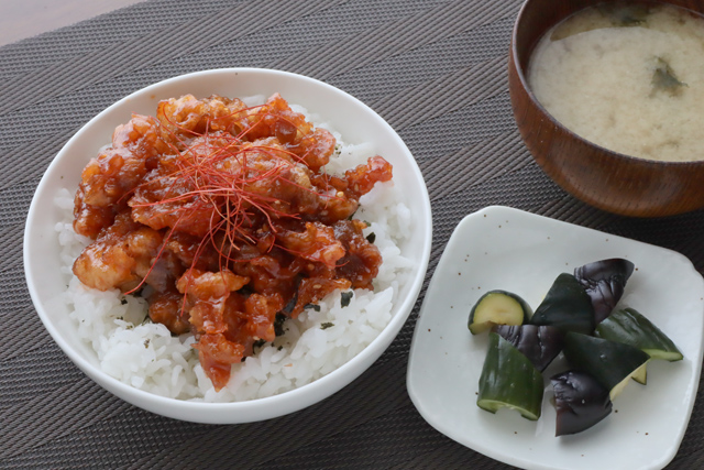 ピリ辛チキン丼