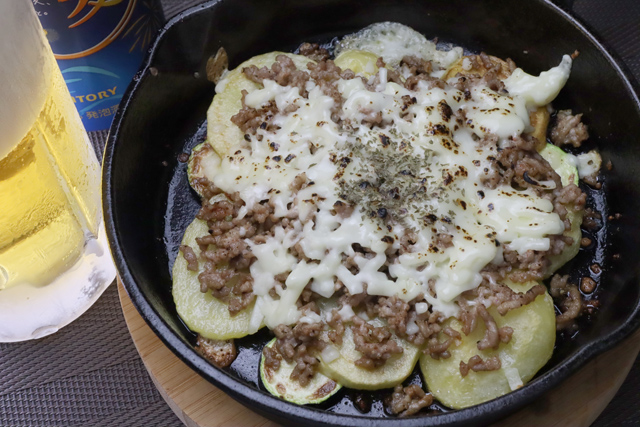 ジャガイモとズッキーニのそぼろチーズ焼き
