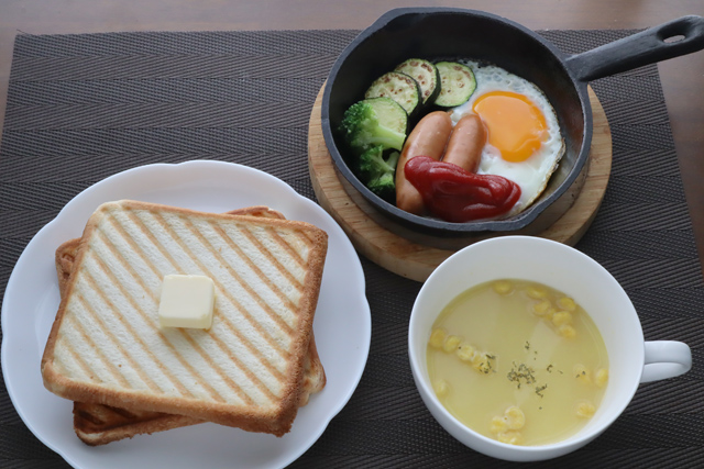 ソーセージエッグと食パン