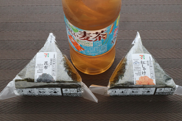 おにぎりと麦茶