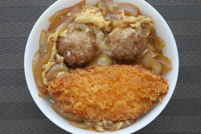 サーモンフライと肉団子の卵とじ丼