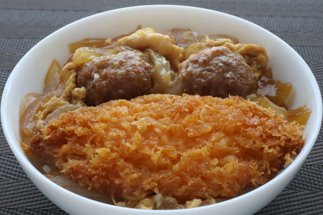 サーモンフライと肉団子の卵とじ丼