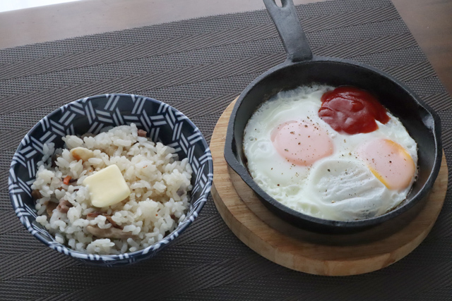ベーコンエッグとバターキノコご飯