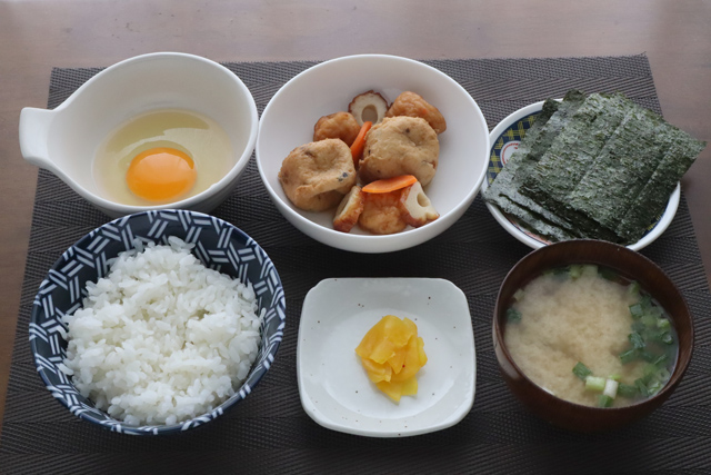 煮物と卵かけご飯