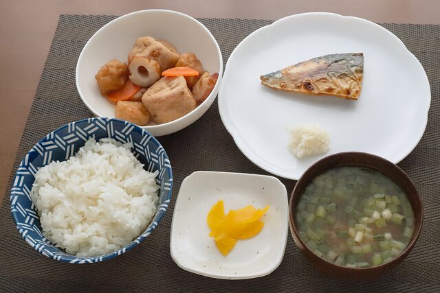 鯖の塩焼きと煮物