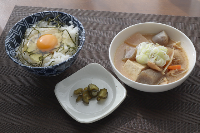 鶏皮のモツ煮風と卵かけご飯