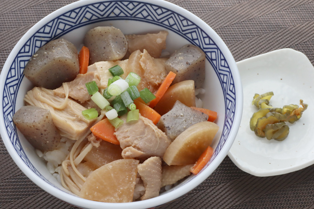 鶏皮のモツ煮風丼