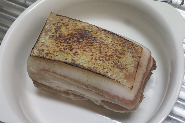 ベーコンの皮を炙る