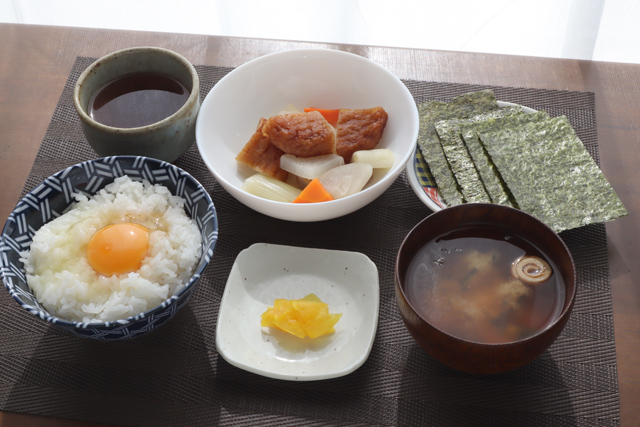 煮物と卵かけご飯