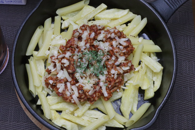 フライドポテトとペンネのミートソースかけ