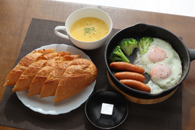 ソーセージエッグとバゲット