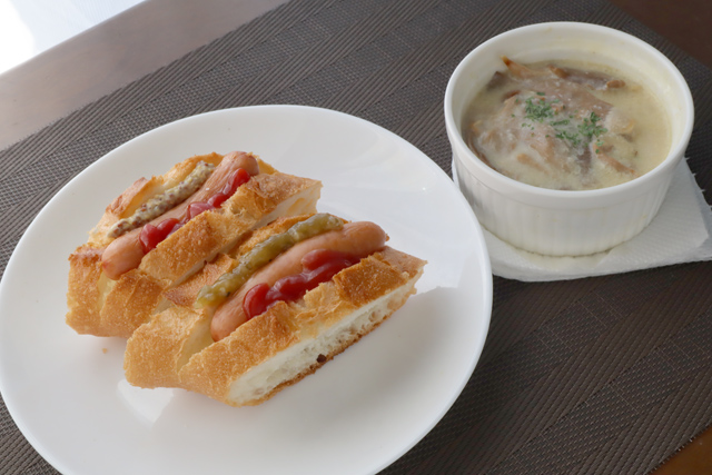 ホットドッグとキノコのクリーム煮